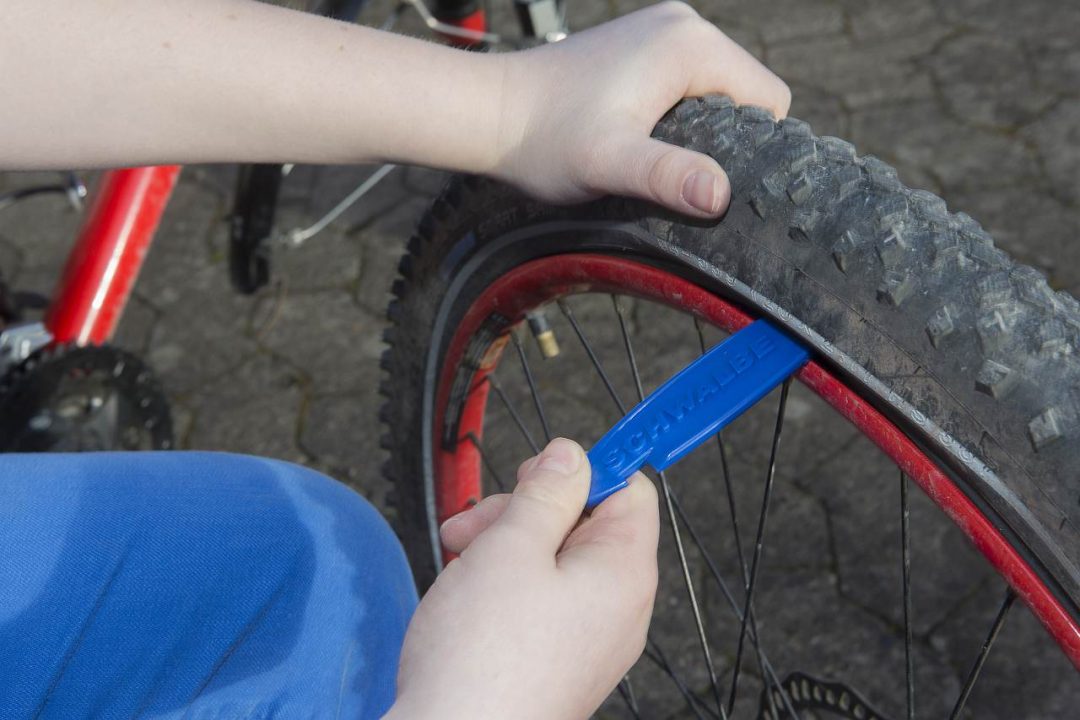 Fahrrad Werkzeug: Richtige Ausrüstung für die Fahrrad-Reparatur - FahrraD Werkzeug Reifenwechsel 1080x720